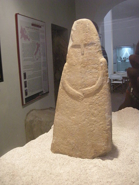 File:Museo archeologico di massa marittima, stele antropomorfa del III millennio ac.JPG