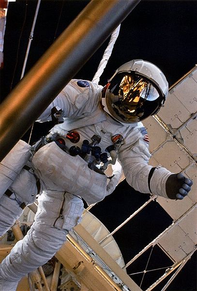 File:Skylab 3 - Alan Bean during EVA.jpg
