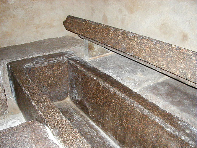 File:07 khafre coffer.jpg