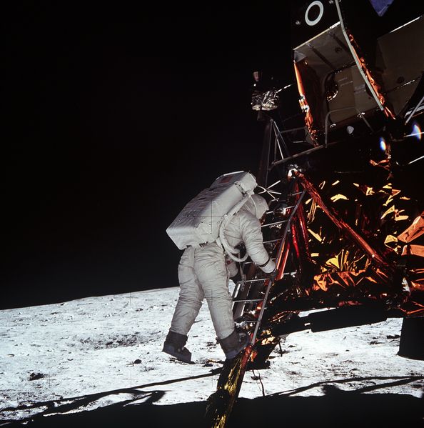 File:594px-Apollo AS11-40-5868.jpg
