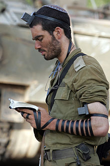 File:IDF soldier put on tefillin.jpg