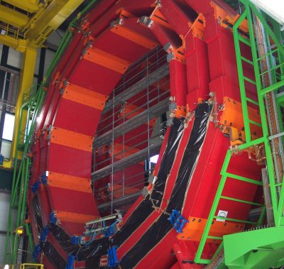 File:Costruzione rivelatore cms al CERN.jpg