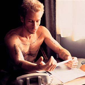 File:P-memento-guy-pearce.jpg