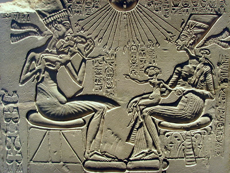File:800px-Akhenaten, Nefertiti and their children.jpg