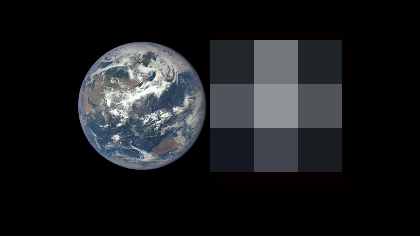 Immagine della Terra e, a destra, la stessa immagine ad una risoluzione di 3*3 pixel, come apparirebbe con una osservazione futura con gli attuali strumenti.