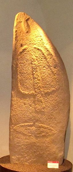 File:Statuamenhirlaconi.jpg