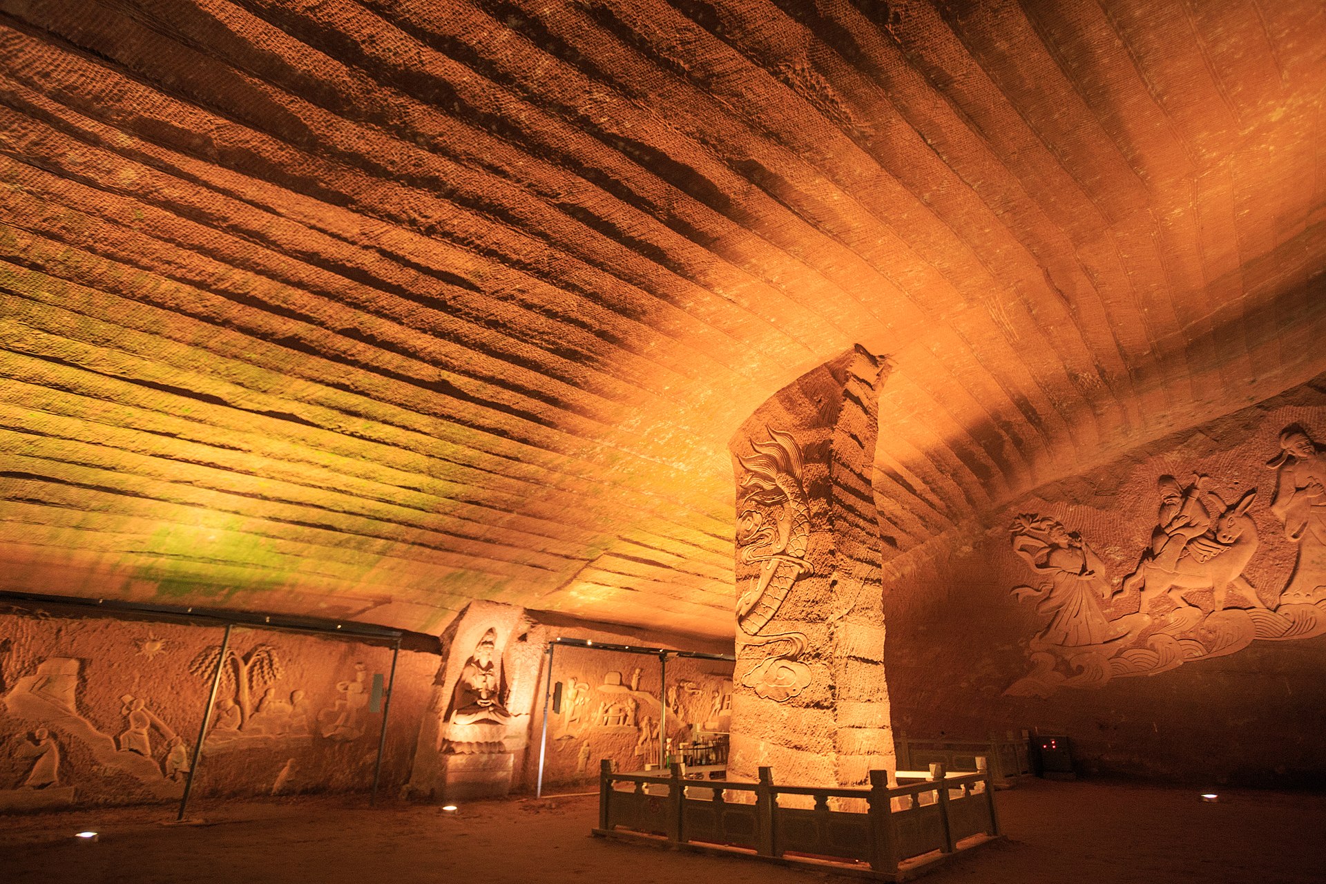 Un'altra grotta con decorazioni antropomorfe