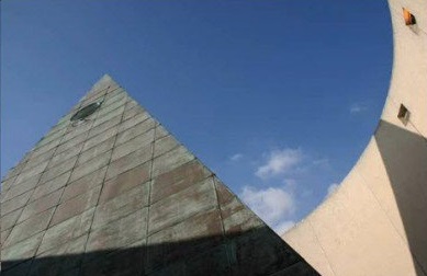 File:Supremecourtpyramid.jpg