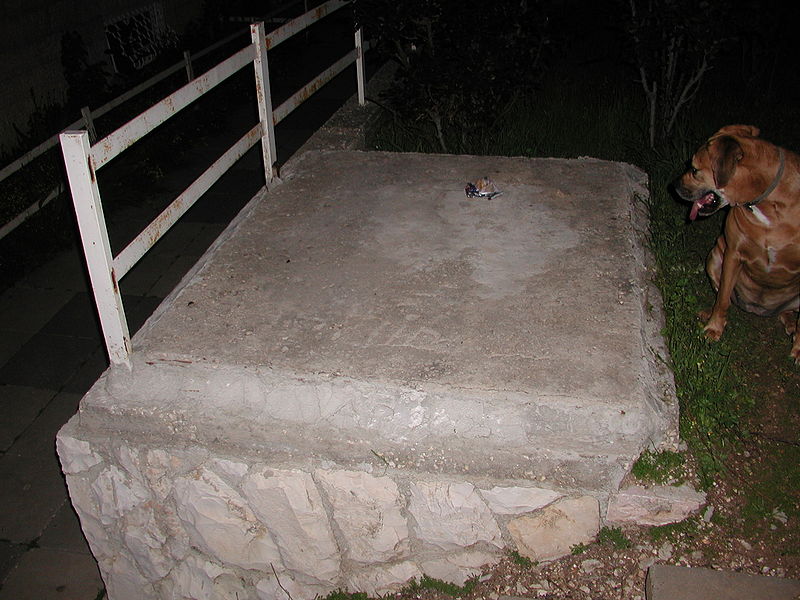 File:800px-TalpiotTombSealed.jpg
