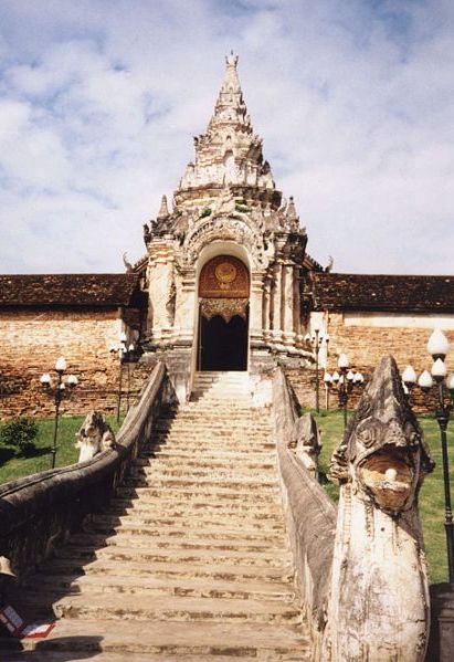 File:448px-Wat Phra Tat Lampang Luang Naga Staircase.jpg