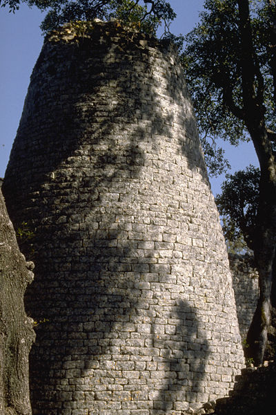 File:400px-Great Zimbabwe (Donjon).jpg