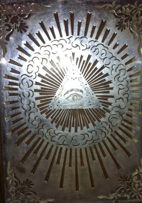 File:Milano illuminati duomo triangolo occhio.jpg