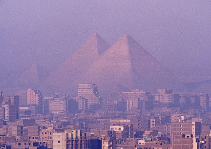 File:Giza-pyramids-soaring-above-500a.jpg