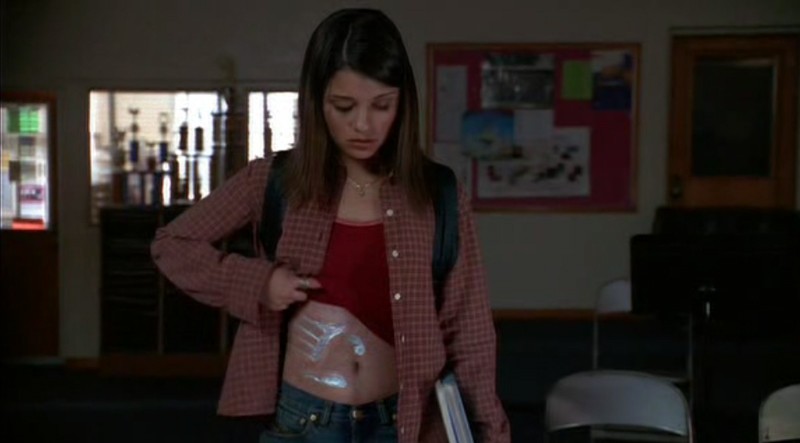File:Liz-parker-shiri-appleby-e-la-mano-aliena-nel-primo-episodio-della-serie-roswell-115616.jpg