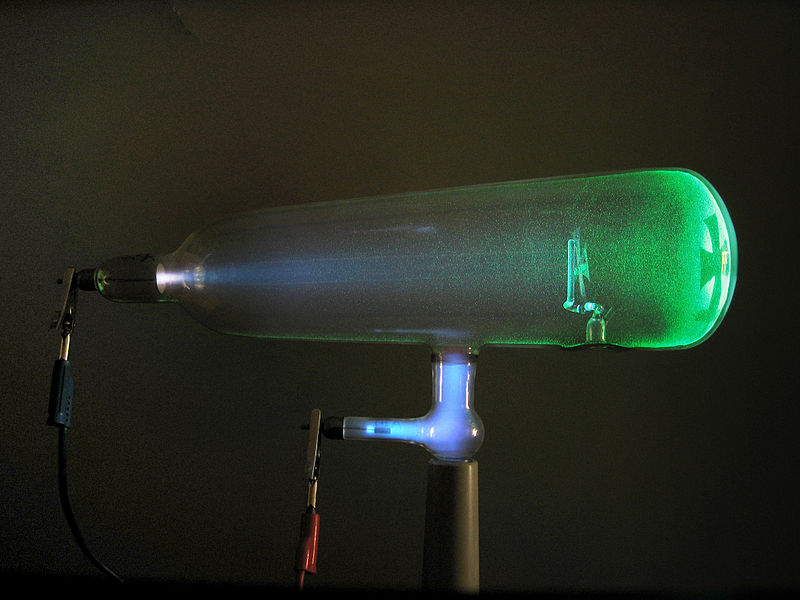 File:Crookes tube-in use-lateral view-standing cross prPNrC2B011.jpg