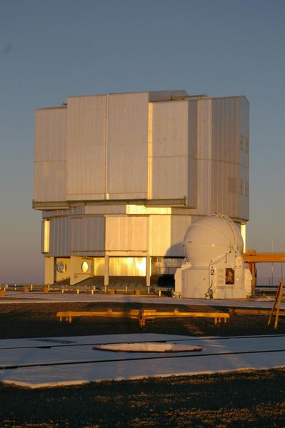 File:Paranal UT AT.jpg