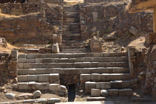 File:Chavin-de-Huantar-Circular-Plaza-Terrace-Staircase-climbing-Building-B-from-Circular-Plaza-1.jpg