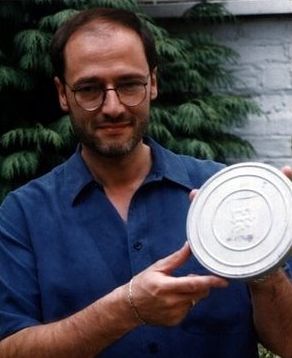 File:Ray Santilliy los rollos de Roswell.jpg