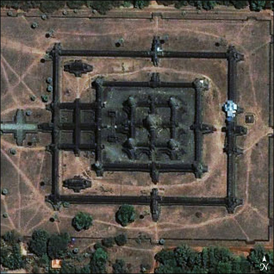 File:Angkor wat IKO 2004103.jpg