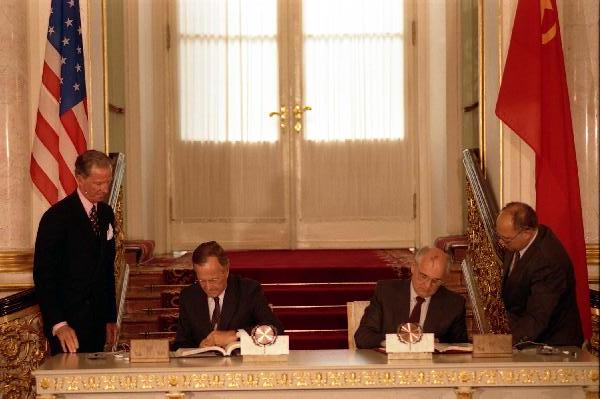 File:George Bush and Mikhail Gorbachev sign the START 1991.jpg