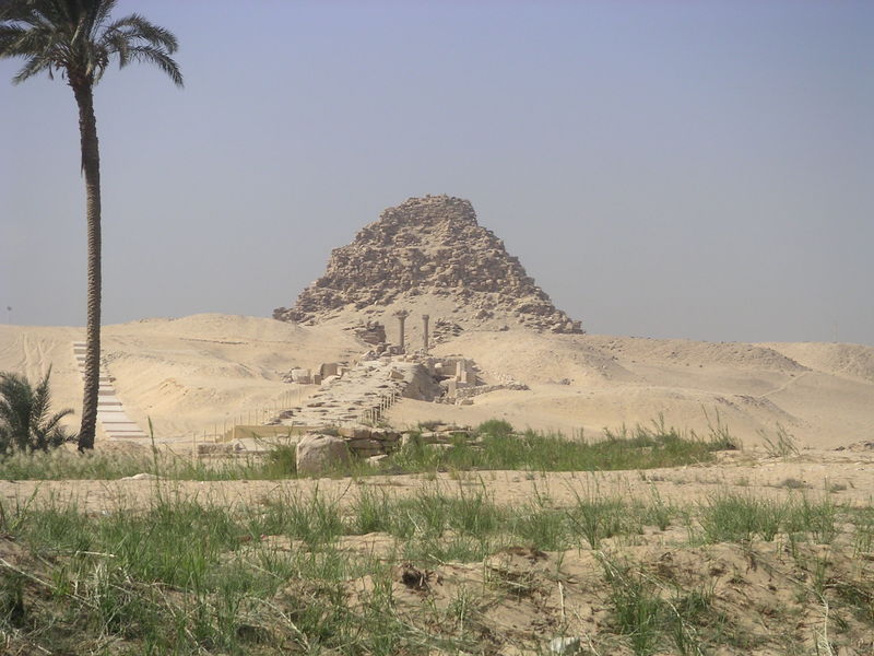 File:Pyramide de Sahourê Abousir.JPG