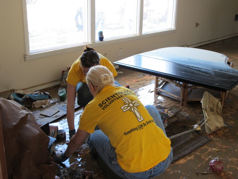 File:Volunteer-ministers-cleaning-up-after-flood it.jpg