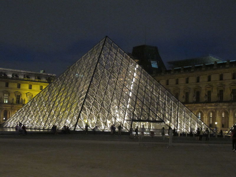 File:Louvre di notte.JPG