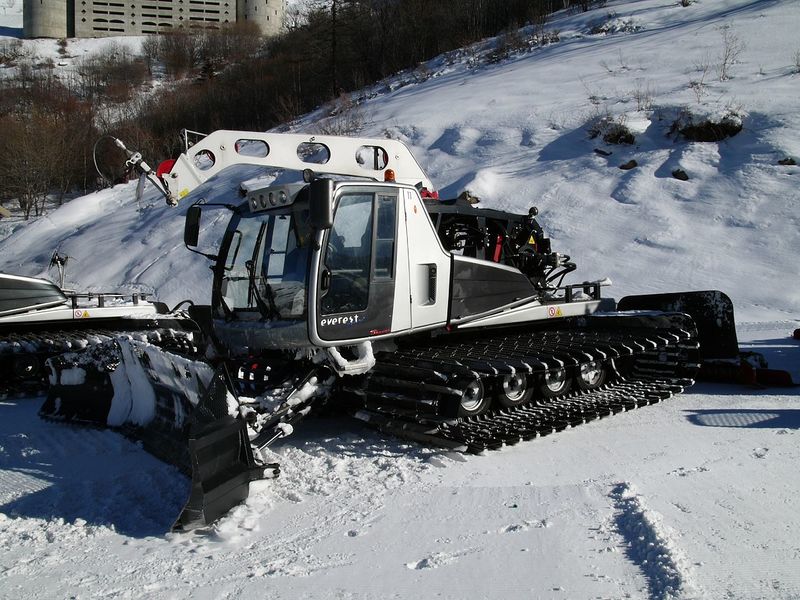 File:Snow grooming everest power.jpg