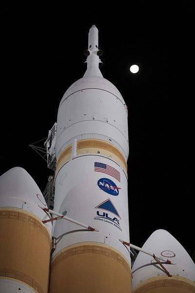 File:Delta IV Heavy on pad with Orion EFT-1 (KSC-2014-4686).jpg