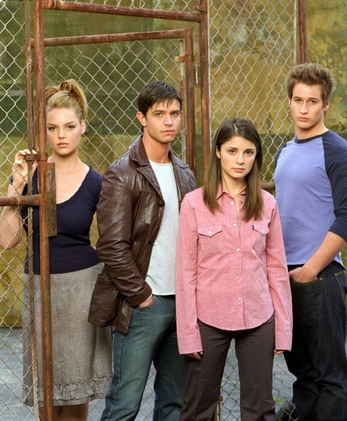 File:I-tre-fratelli-alieni-e-liz-shiri-appleby-nella-1-serie-di-roswell-113996.jpg