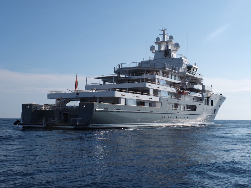 File:Megayacht-in-genoa-1.jpg